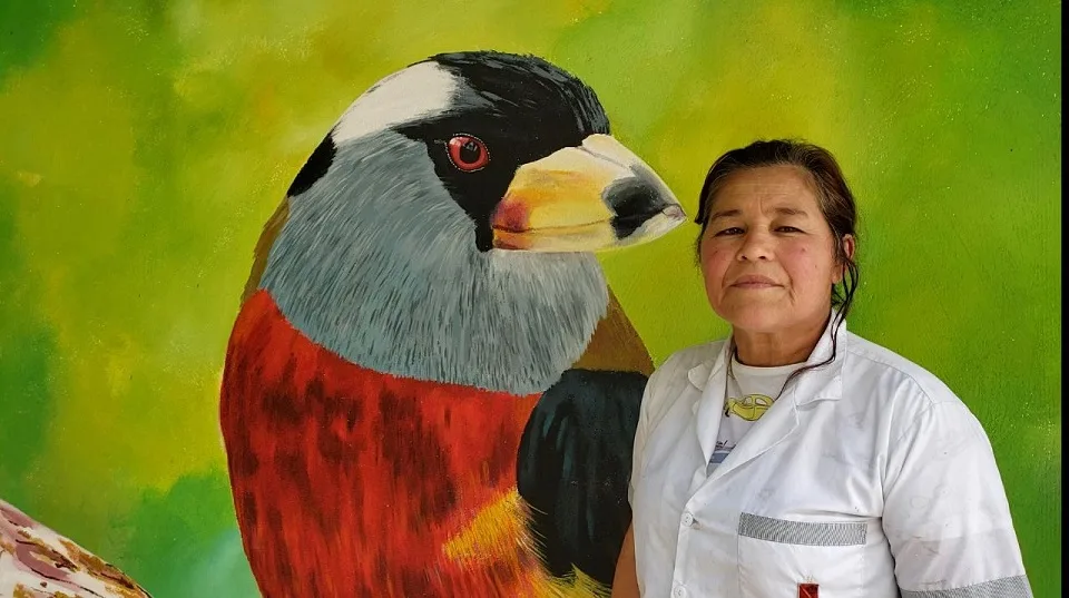 Doña Dora frente al mural del Compás pintado en la casa