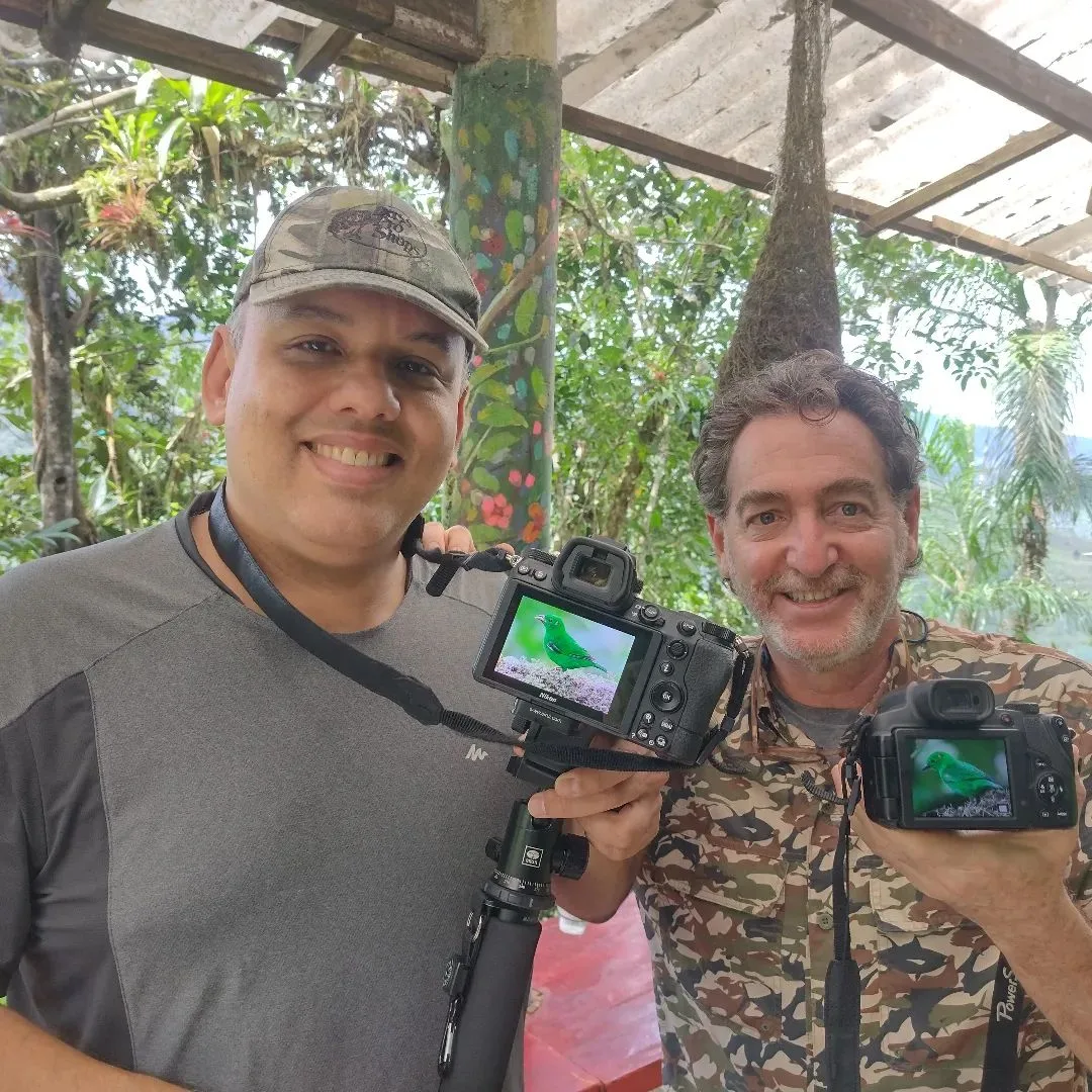 Fotógrafos trabajando en los comederos de Doña Dora