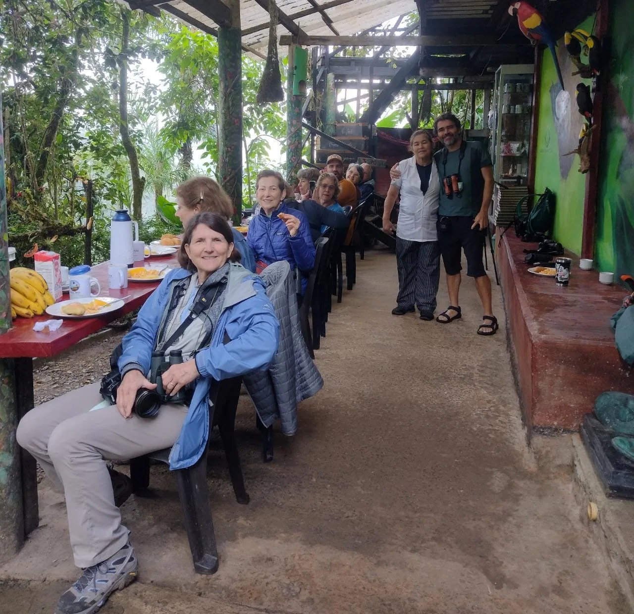 Visitantes desayunando en el corredor de la casa